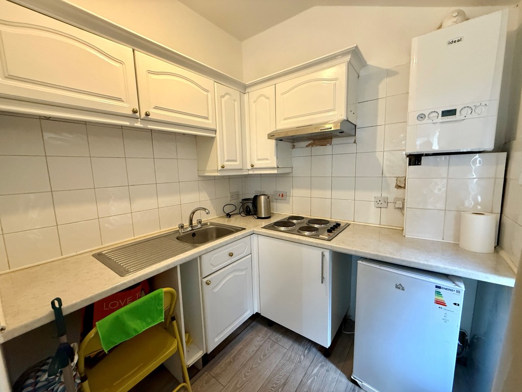 Lot: 51 - MIXED COMMERCIAL AND RESIDENTIAL INVESTMENT - Flat one kitchen